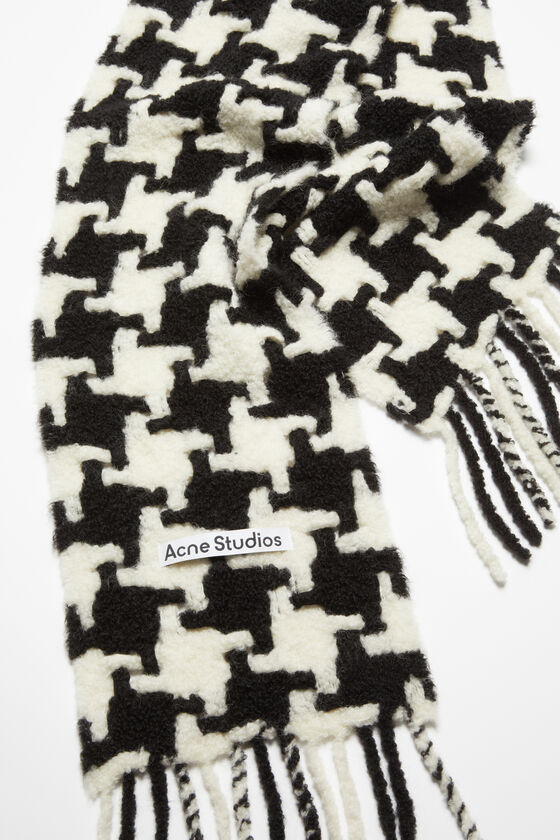 (image for) User-Friendly Houndstooth scarf